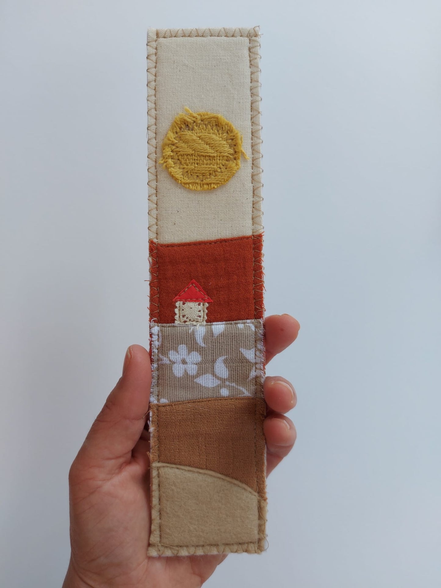 מוצר מושלם לאוהבי ספרים. סימניית בד בעבודת יד משמחת ונעימה למגע, תפורה ממגוון בדי כותנה איכותיים וניתן לרשום הקדשה מאחור. 5\23 ס"מ